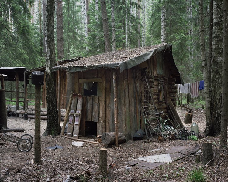 Danila Tkachenko fotografou pessoas que se isolaram completamente de centros urbanos em seu novo habitat natural.