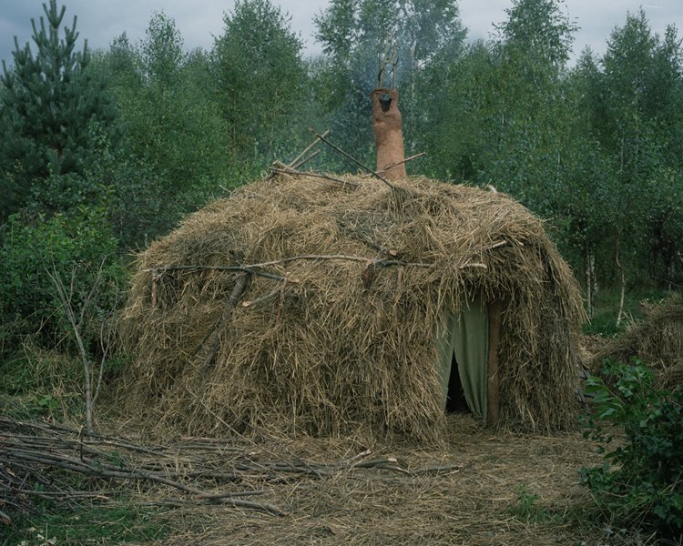 Danila Tkachenko fotografou pessoas que se isolaram completamente de centros urbanos em seu novo habitat natural.