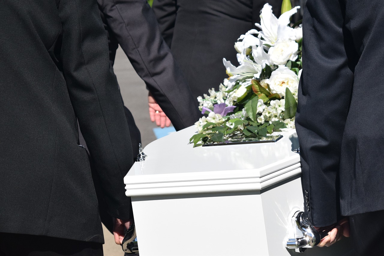 Irmãs são multadas em R$968 por atrasem 48 segundos no funeral do pai