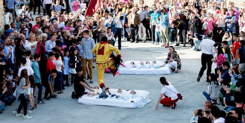 El Colacho é um evento feito para espantar os maus espíritos da vida de bebês através de pulos dados por homens representando um demônio.