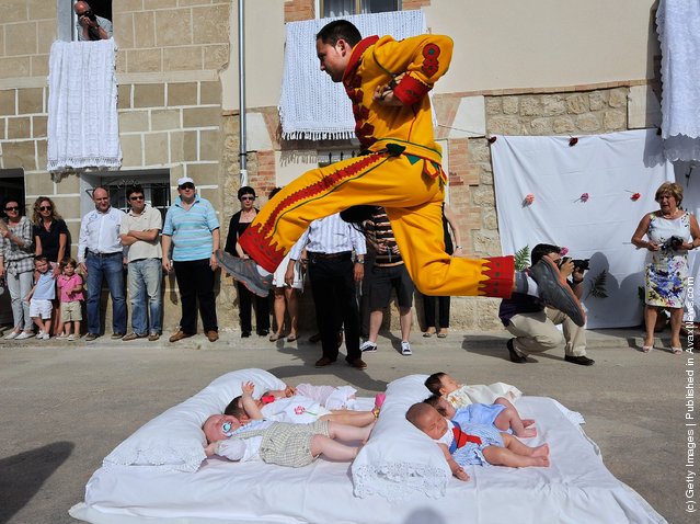 El Colacho é um evento feito para espantar os maus espíritos da vida de bebês através de pulos dados por homens representando um demônio.