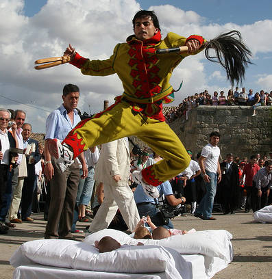 El Colacho é um evento feito para espantar os maus espíritos da vida de bebês através de pulos dados por homens representando um demônio.