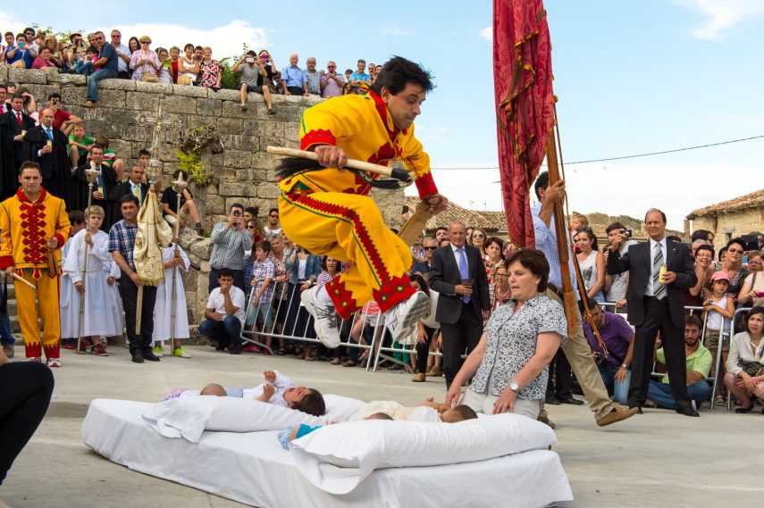 El Colacho é um evento feito para espantar os maus espíritos da vida de bebês através de pulos dados por homens representando um demônio.