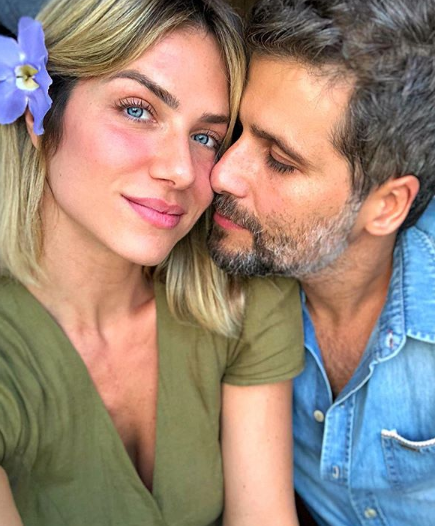 Que casalzão! Gio Ewbank posa de topless com Bruno Gagliasso