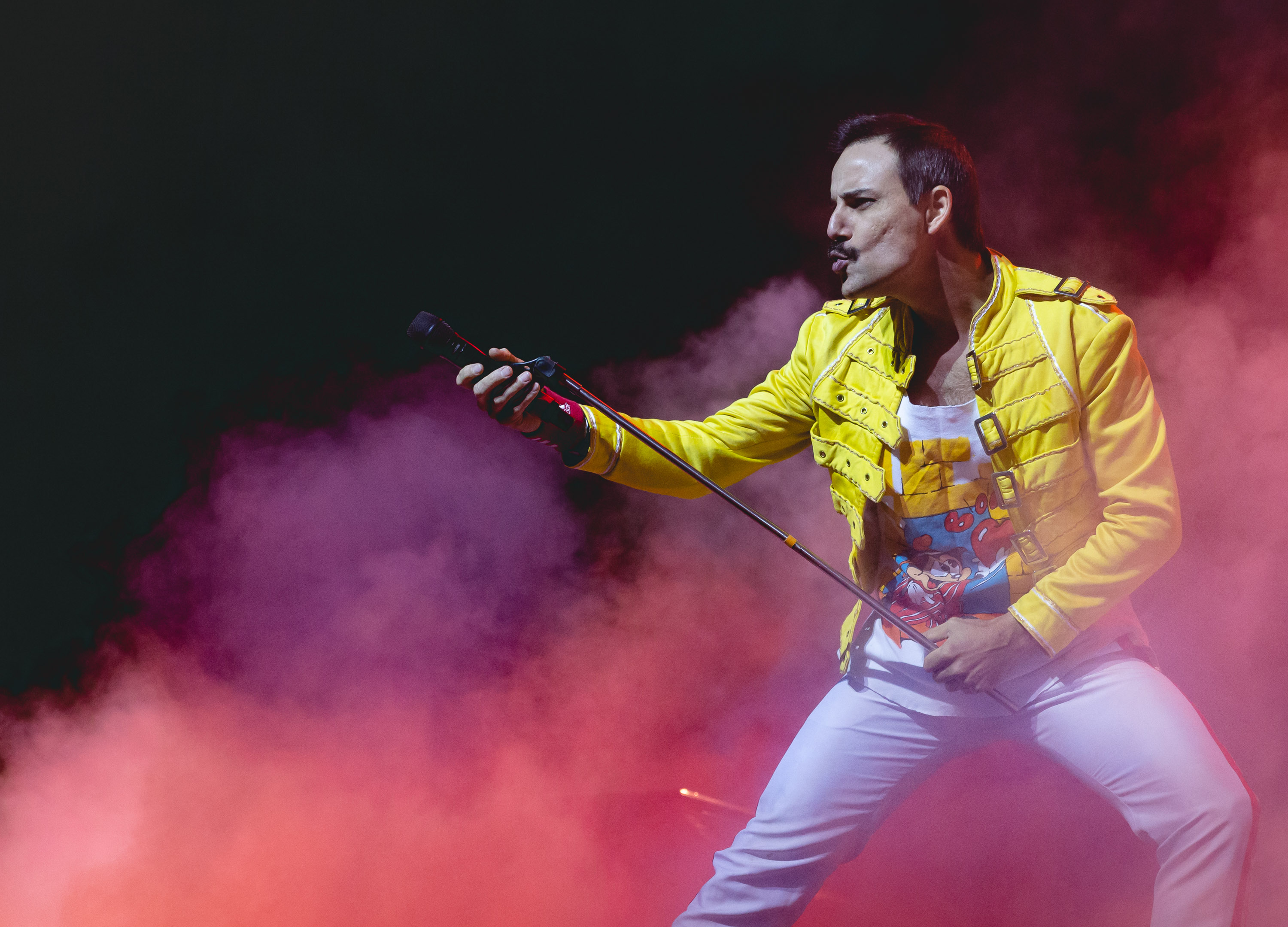 Tributo ao Queen interage pouco, mas emociona com reprodução fiel