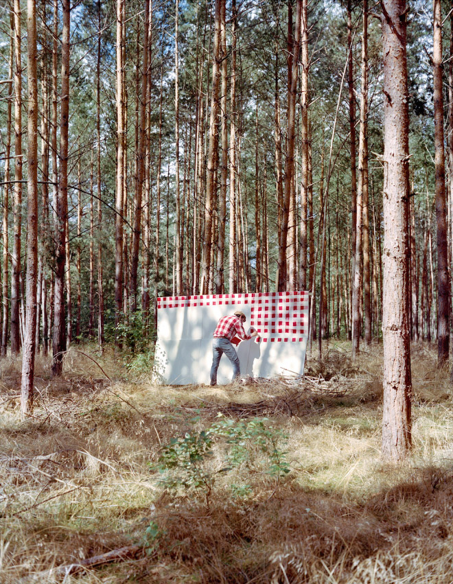 Hank Schmidt in der Beek é um pintor que usa de suas técnicas para ir a vistas maravilhosas e, em vez pintar o que vê, pinta suas próprias blusas.