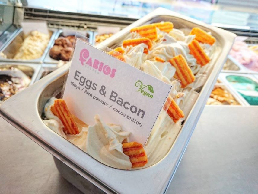 Não se engane pelo nome 'ovos e bacon': apesar da aparência, é um sorvete vegano de soja, pós de arroz e manteiga de cacau