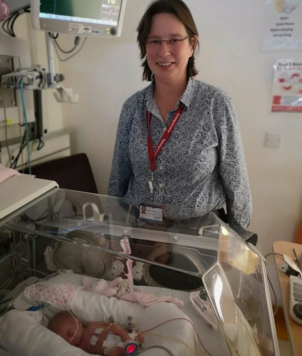 A Professora Siobhan levou dois meses para visitá-la, porque queria ter certeza de que tudo tinha dado certo antes de vê-la.