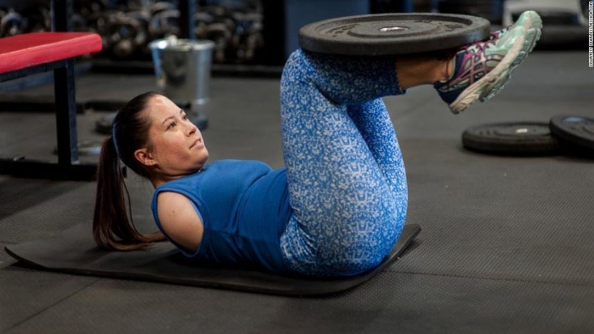 Ela pratica todo tipo de exercício sem pensar duas vezes.