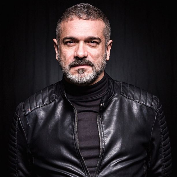 Com 54 anos, é um dos mais renomados DJs brasileiros. 