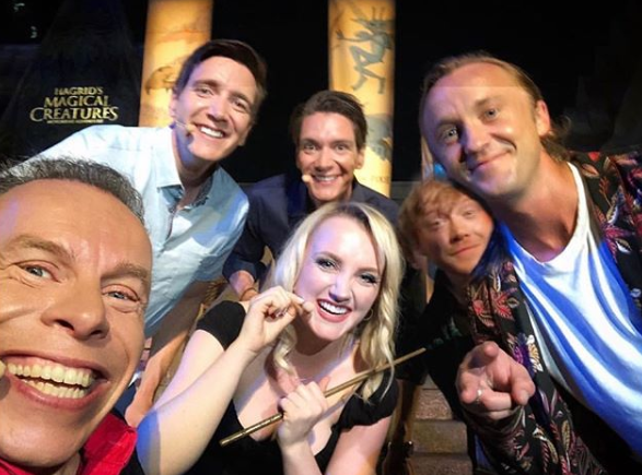 Olha só quem foi dar a 'benção' na nova atração! James Phelps (Fred Weasley), Oliver Phelps (George Weasley), Rupert Grint (Ron Weasley), Tom Felton (Draco Malfoy), Evanna Lynch (Luna Lovegood) e Warwick Davis (Professor Flitwick) 