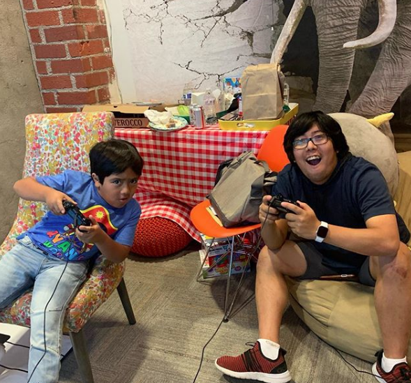 Ryan ToysReview é a conta do jovem Ryan, que até dezembro de 2018 tinha 7 anos. Ele e seus pais cuidam das contas juntos, e ele ja tem um negócio milionário.