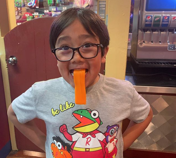 Ryan ToysReview é a conta do jovem Ryan, que até dezembro de 2018 tinha 7 anos. Ele e seus pais cuidam das contas juntos, e ele ja tem um negócio milionário.