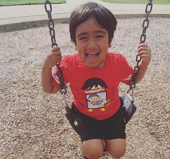 Ryan ToysReview é a conta do jovem Ryan, que até dezembro de 2018 tinha 7 anos. Ele e seus pais cuidam das contas juntos, e ele ja tem um negócio milionário.