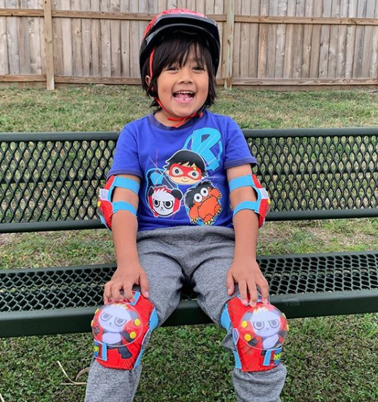 Ryan ToysReview é a conta do jovem Ryan, que até dezembro de 2018 tinha 7 anos. Ele e seus pais cuidam das contas juntos, e ele ja tem um negócio milionário.