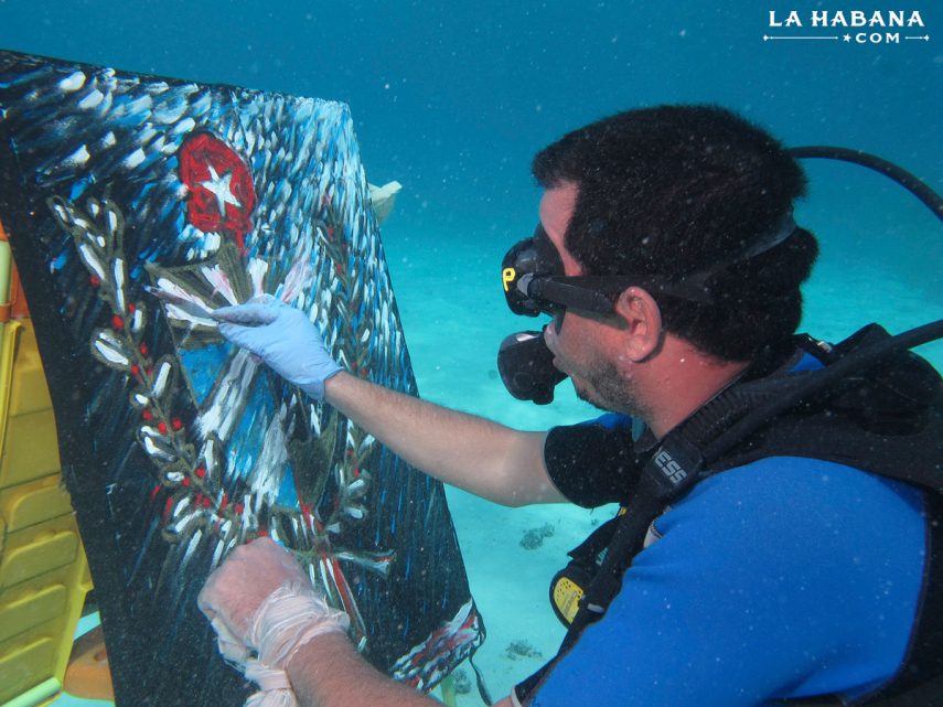 Sandor Gonzalez pinta debaixo d'água a seis anos! Veja mais artes do pintor em seu instagram, @sandorgozalezvilar