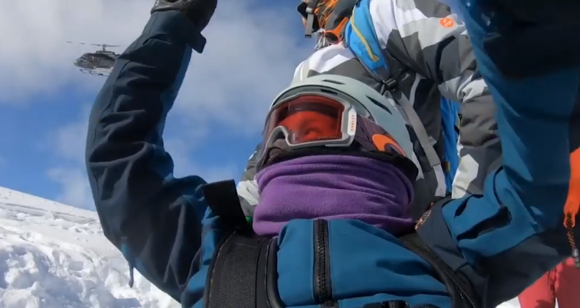 Mulher paraplégica volta a esquiar cinco anos após acidente
