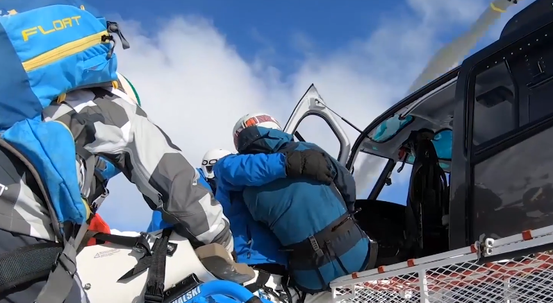 Mulher paraplégica volta a esquiar cinco anos após acidente