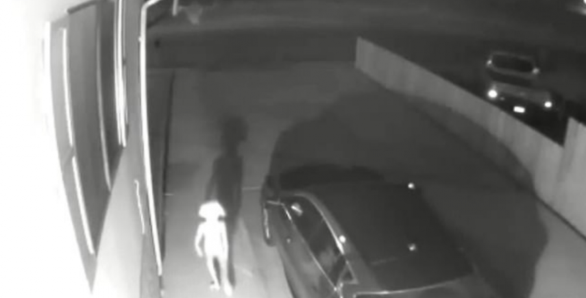 A figura foi vista na noite de domindo nas câmeras de segurança