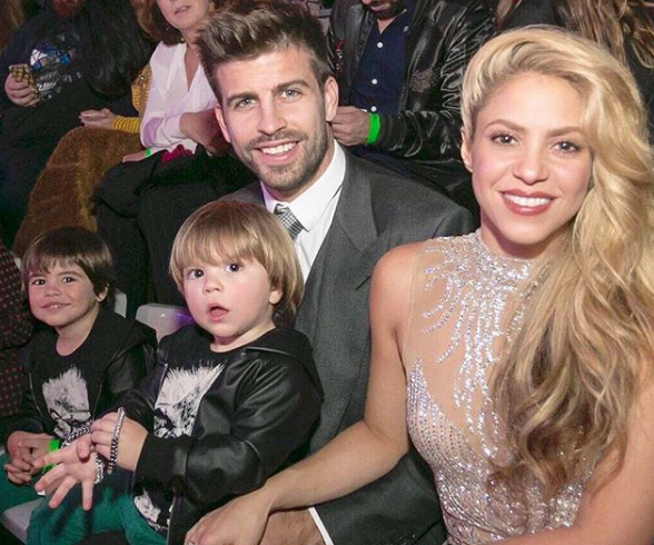 A família de Shakira e Gerard Piqué: os dois e os filhos, Milan e Sasha.