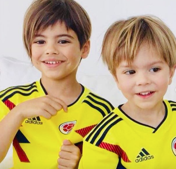 A família de Shakira e Gerard Piqué: os dois e os filhos, Milan e Sasha.