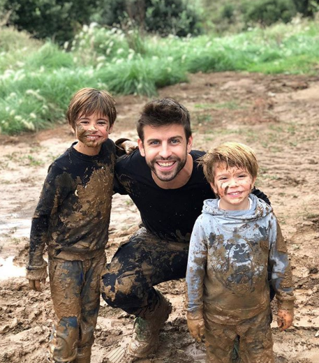 A família de Shakira e Gerard Piqué: os dois e os filhos, Milan e Sasha.