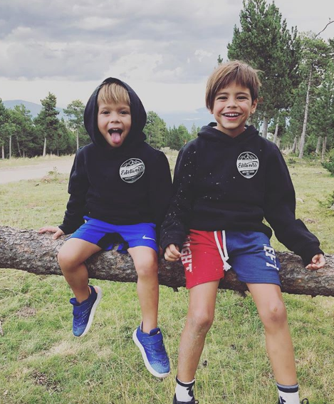 A família de Shakira e Gerard Piqué: os dois e os filhos, Milan e Sasha.