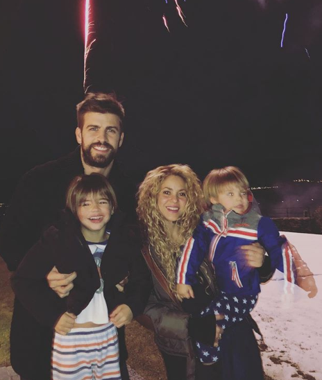 A família de Shakira e Gerard Piqué: os dois e os filhos, Milan e Sasha.