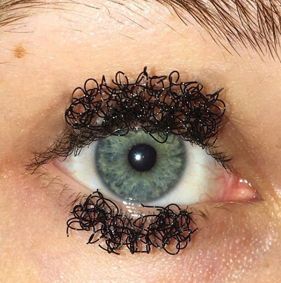 Nova moda? Maquiadora aposta em cílios enrolados e extensões bizarras