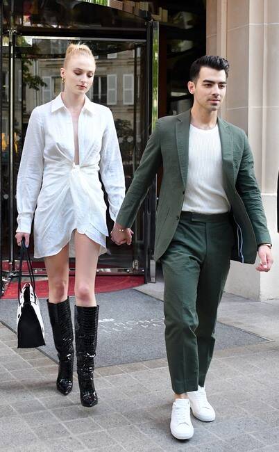 Sophie Turner e Joe Jonas aproveitaram a cerimônia oficial na França para curtir as lojas, festas, e locais maravilhosos do país.