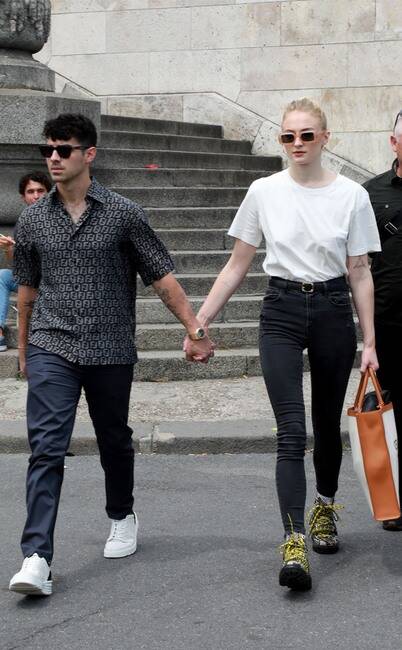 Sophie Turner e Joe Jonas aproveitaram a cerimônia oficial na França para curtir as lojas, festas, e locais maravilhosos do país.