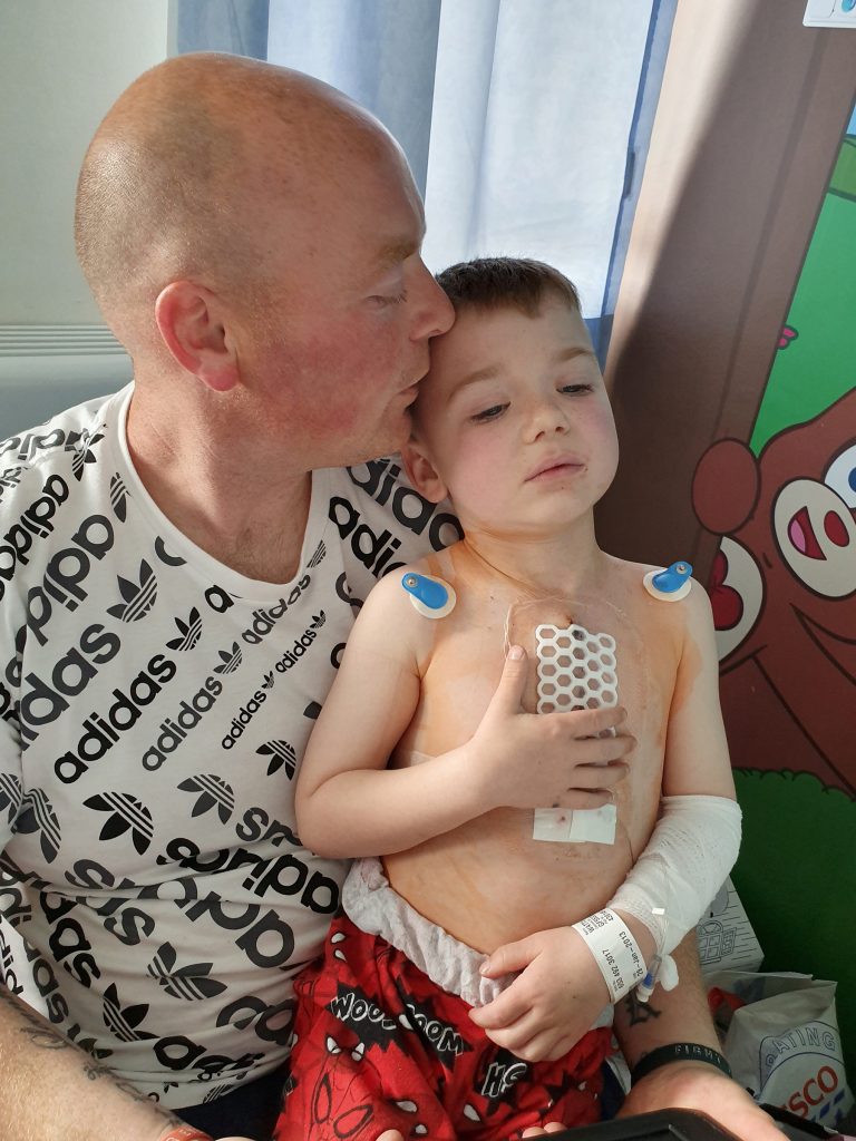 Martin Watts fez a tatuagem para encorajar o filho Joey, de seis anos, que passou por uma cirurgia cardíaca