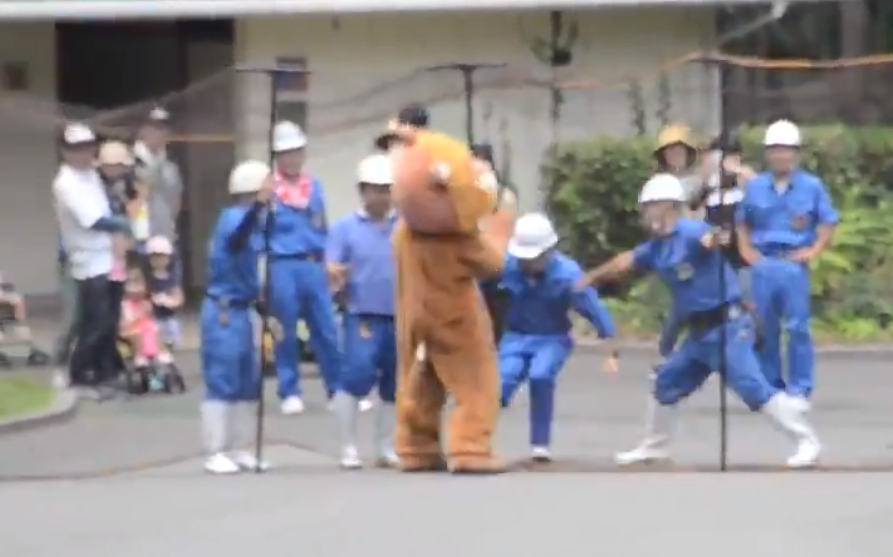 Zoológico japonês usa homem vestido de leão em treinamento contra fuga