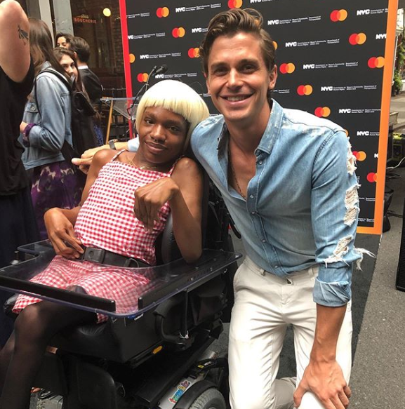 Modelo posa junto com Antoni Porowski, do reality 'Queer Eye'