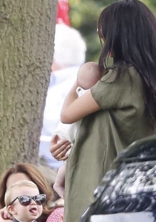 Meghan Markle e Kate Middleton levam filhos a evento esportivo