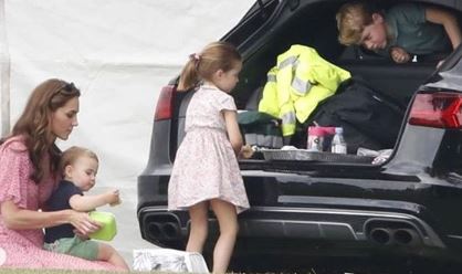 Meghan Markle e Kate Middleton levam filhos a evento esportivo