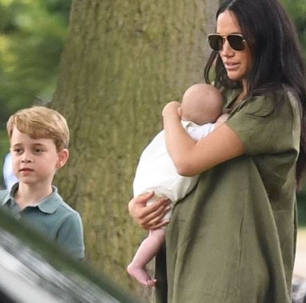 Meghan Markle e Kate Middleton levam filhos a evento esportivo