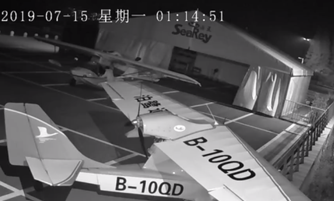 Episódio aconteceu em uma pista de pouso na China. Sem sucesso, ele apenas abandonou os veículos e foi para casa