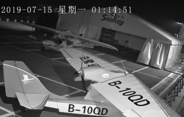 Episódio aconteceu em uma pista de pouso na China. Sem sucesso, ele apenas abandonou os veículos e foi para casa