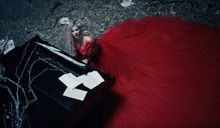 Avril Lavigne em 'I Fell In Love With The Devil'