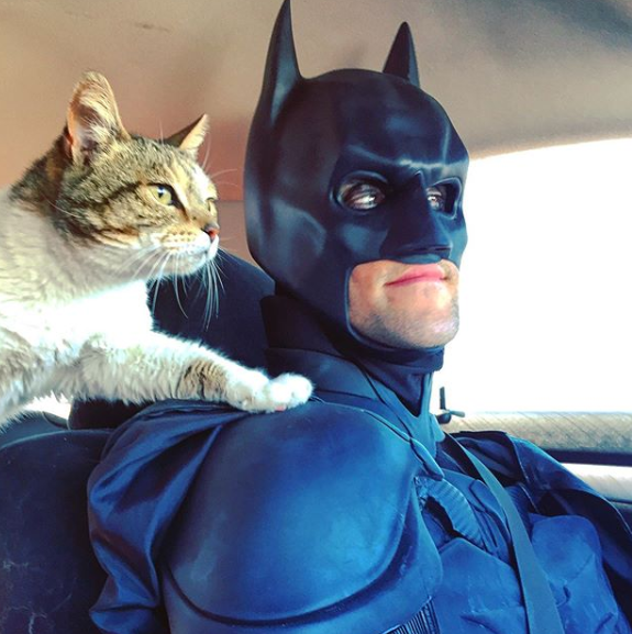 Este homem se veste de Batman para salvar pets da eutanásia
