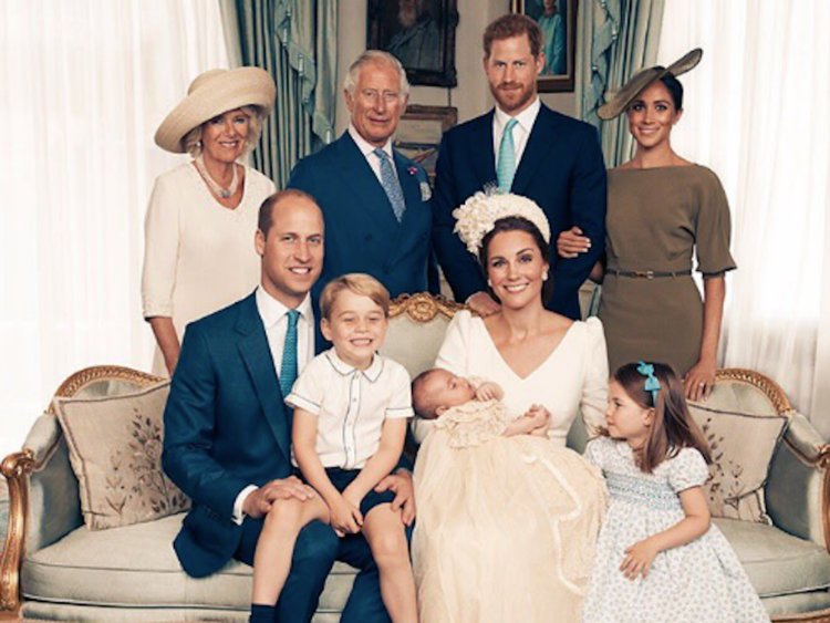Há mais de 170 anos, bebês da família real são batizados com roupa igual