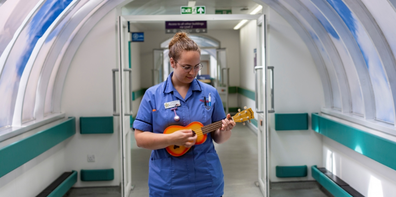 Enfermeira conforta pacientes com música