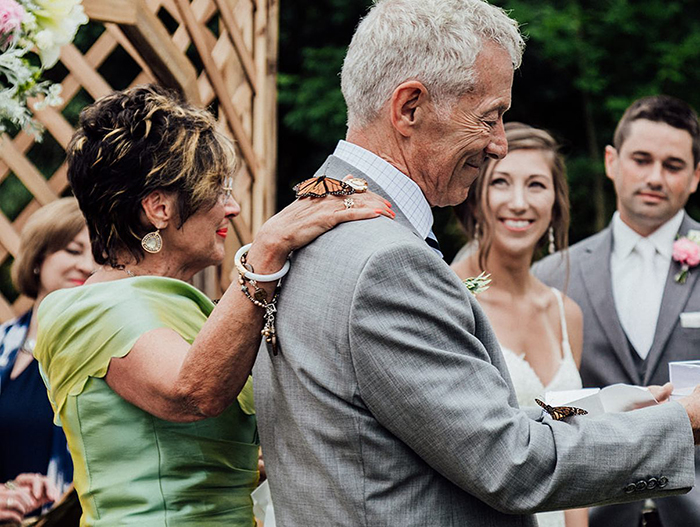 Família solta borboletas em casamento para lembrar irmã do noivo que havia morrido