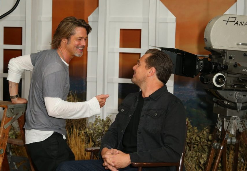 Brad Pitt, Leonardo DiCaprio, Margot Robbie, e Quentin Tarantino posam para fotos promocionais do filme, enquanto Brad se diverte invadindo fotos e 
