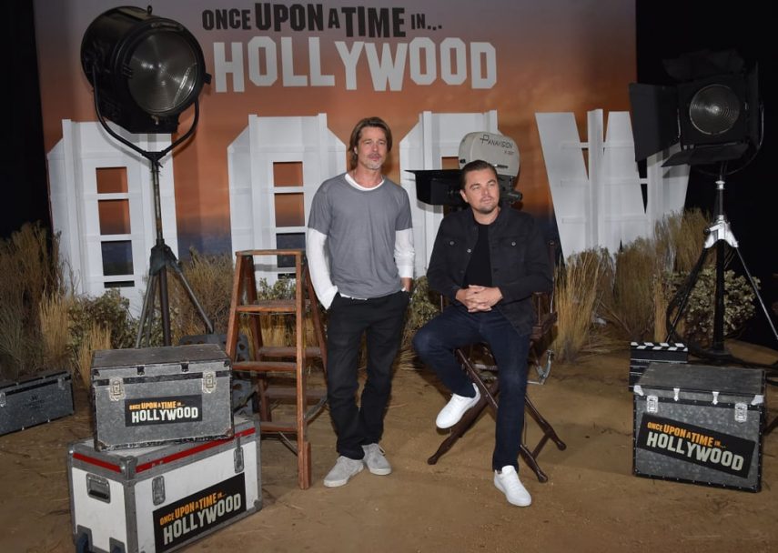 Brad Pitt, Leonardo DiCaprio, Margot Robbie, e Quentin Tarantino posam para fotos promocionais do filme, enquanto Brad se diverte invadindo fotos e 