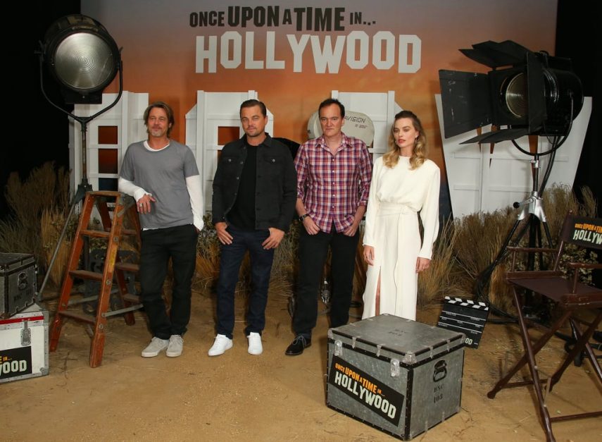 Brad Pitt, Leonardo DiCaprio, Margot Robbie, e Quentin Tarantino posam para fotos promocionais do filme, enquanto Brad se diverte invadindo fotos e 