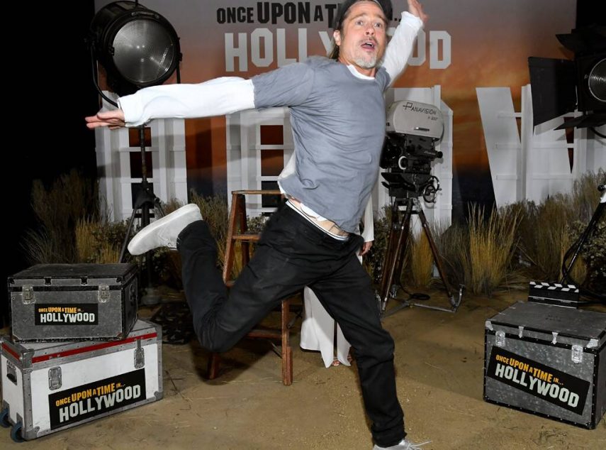 Brad Pitt, Leonardo DiCaprio, Margot Robbie, e Quentin Tarantino posam para fotos promocionais do filme, enquanto Brad se diverte invadindo fotos e 