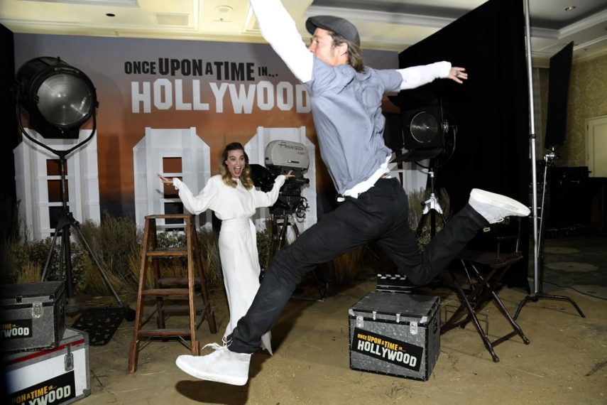 Brad Pitt, Leonardo DiCaprio, Margot Robbie, e Quentin Tarantino posam para fotos promocionais do filme, enquanto Brad se diverte invadindo fotos e 