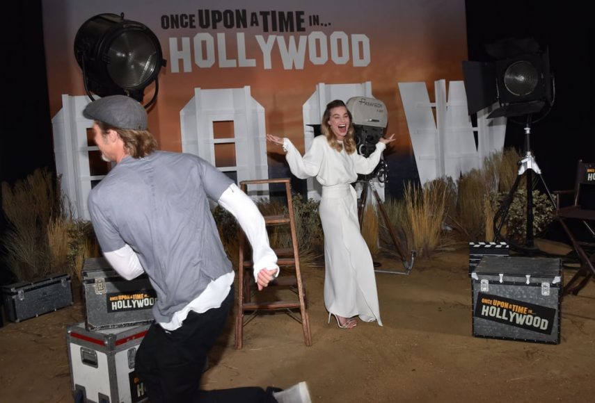 Brad Pitt, Leonardo DiCaprio, Margot Robbie, e Quentin Tarantino posam para fotos promocionais do filme, enquanto Brad se diverte invadindo fotos e 